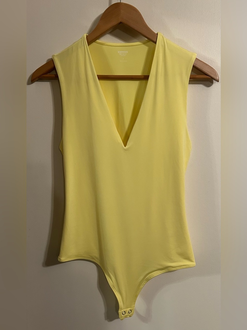 Express Pale Yellow V-Neck Sleeveless Bodysuit Sz S